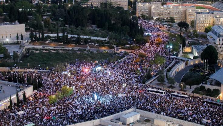המונים השתתפו בהפגנה: "זה לא הימין של 77"