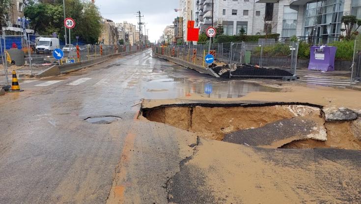 הנהגים מתבקשים לא להגיע לאזור: בור נפער בכביש ברחוב צבי תדמור בחולון