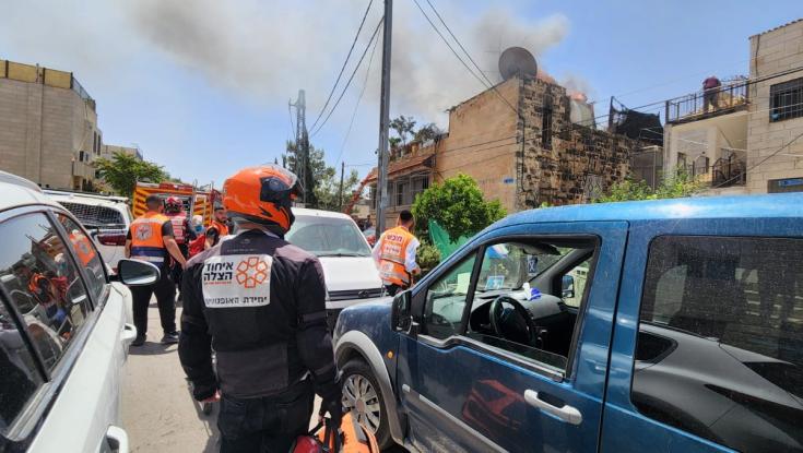 ירושלים: שני נפגעים במצב בינוני וקל כתוצאה משריפה בבניין מגורים