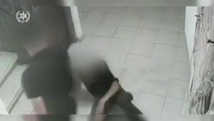 פלשתיני תקף קשיש בתל אביב ונעצר: צפו בתיעוד