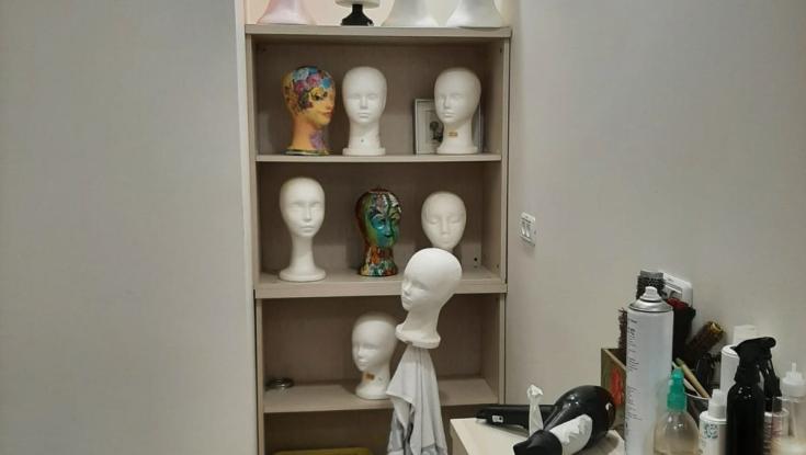 בלתי נתפס: עשרות פיאות נגנבו מהמספרה האונקולוגית באיכילוב