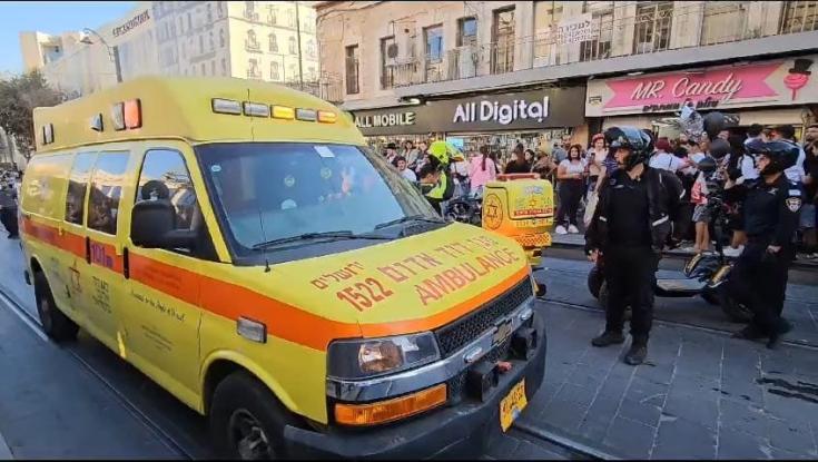 ירושלים: ניידת משטרה נסעה על פסי הרכבת ופגעה בצעירה - מצבה קשה