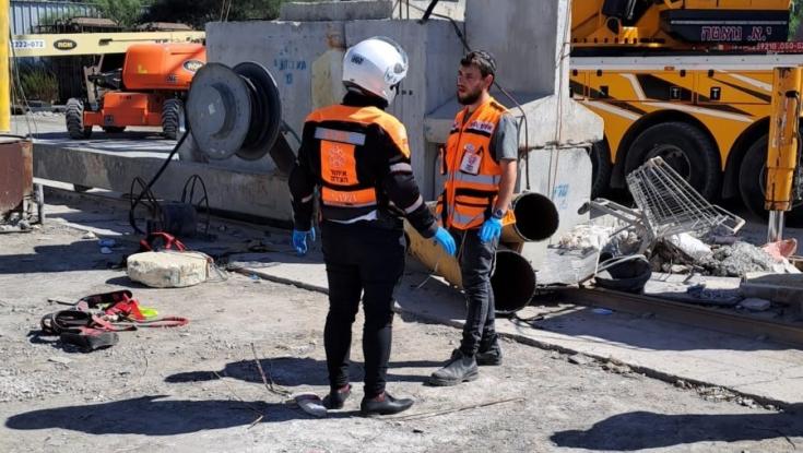 צינורות ברזל נפלו על פועל - מצבו בינוני