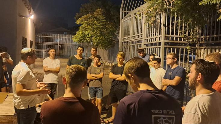 לאחר המהומות: בעיריית תל אביב גייסו את תלמידי הישיבה לסייר בשכונות