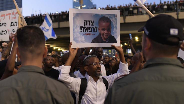 תקרית קשה בהפגנה: מפגין דקר שוטר ונמלט