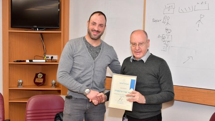האלונקאי נתקל במקרה במטופלת שעמדה לקפוץ והציל את חייה
