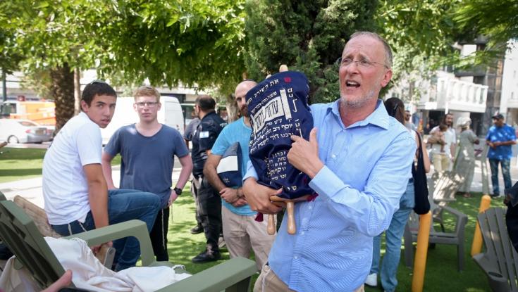 פעיל השמאל המוכר מסביר: לא תקפתי את הרב ליאו די