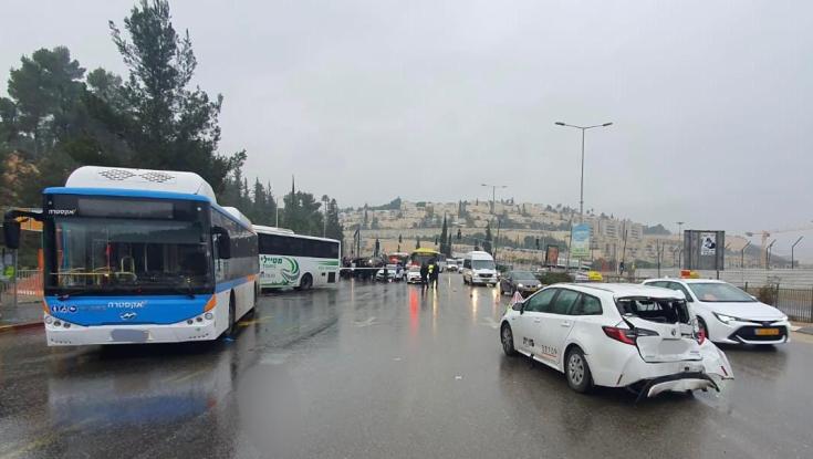 עומסי תנועה בירושלים: עשרה פצועים בתאונה בין שני אוטובוסים