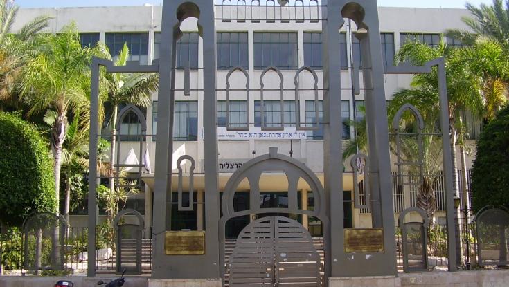 לאחר שהוחלט לא לארח סרבנים: מנהל התיכון בתל אביב התפטר