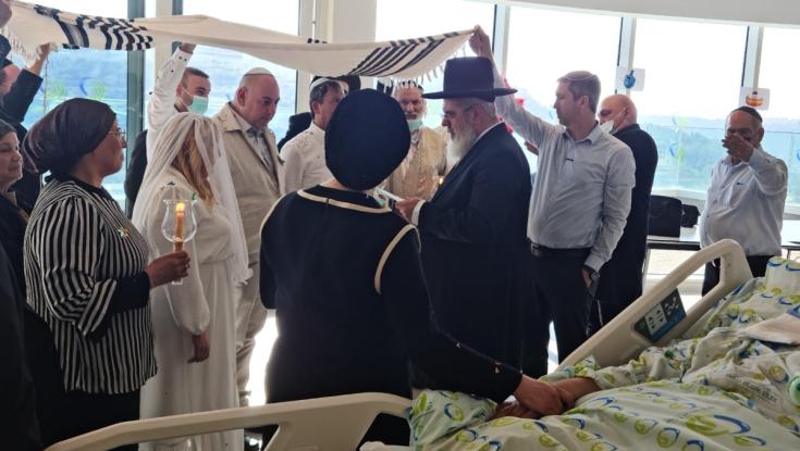 הרופאים התרגשו: הזוג החליט לערוך את החתונה לצד האם המונשמת