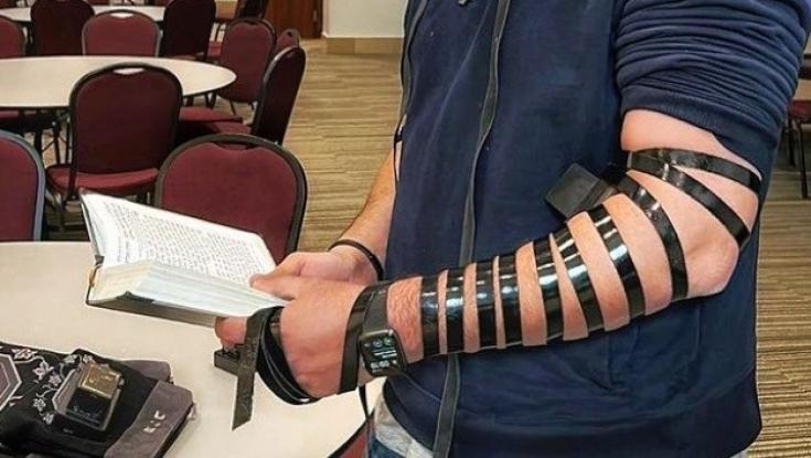 העיתונאי הניח תפילין בלונדון ומחה: "יהודי מלידה אבל בעיקר מבחירה"