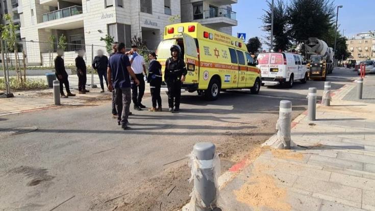 חולון: פועל שנפגע מטרקטור במהלך עבודתו ופונה לבית חולים במצב בינוני