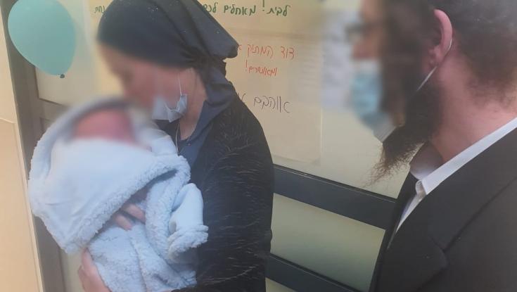 האישה ההרה שנפצעה אנוש בפיגוע שוחררה לביתה כשהיא אוחזת בתינוק