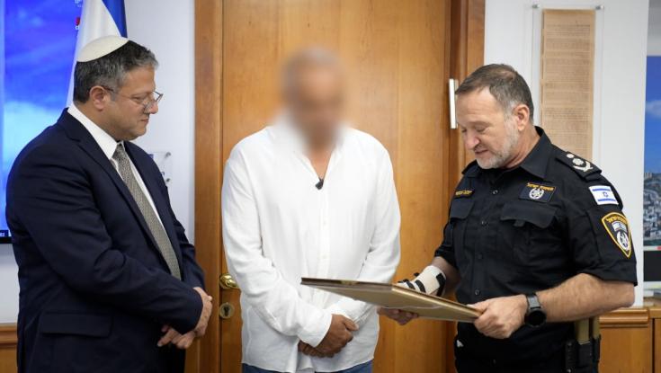 בפנים מטושטשות: תעודת הוקרה הוענקה לאזרח שחיסל את המחבל בתל אביב