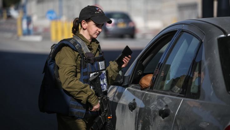 במשטרה הצבאית נדהמו: חייל נתפס מנסה להעביר שני פלשתינים במחסום