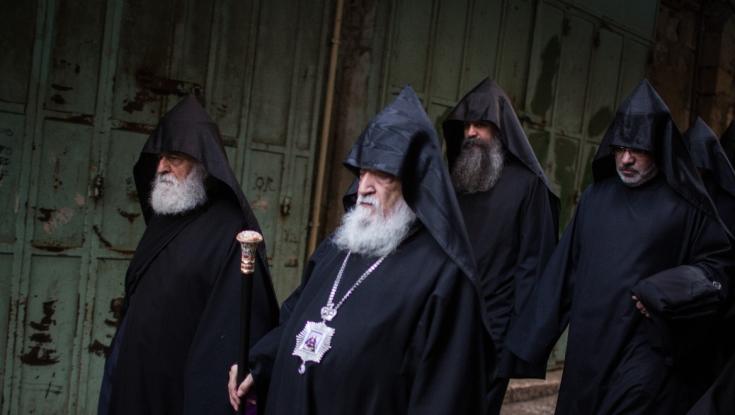 תיעוד מהכותל: הכומר התבקש להסתיר את הצלב - והאשים את הממשלה