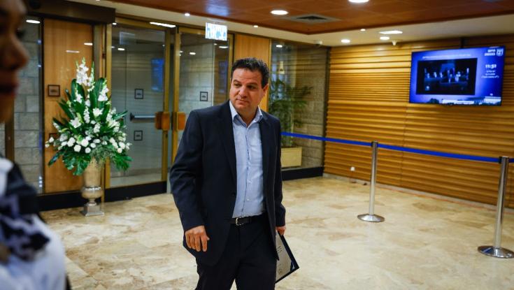 סערה בכנסת: איימן עודה סירב להצטלם לצד דגל ישראל