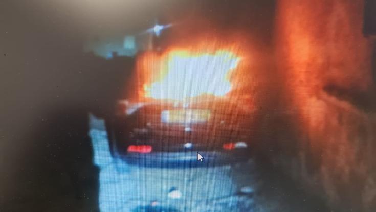 גבר נעצר לאחר שאיים בסכין על אשתו מול ילדיו והצית את רכבה