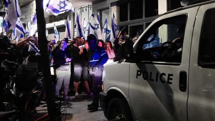 אחרי המצור על המספרה:  אשת ראש הממשלה חולצה