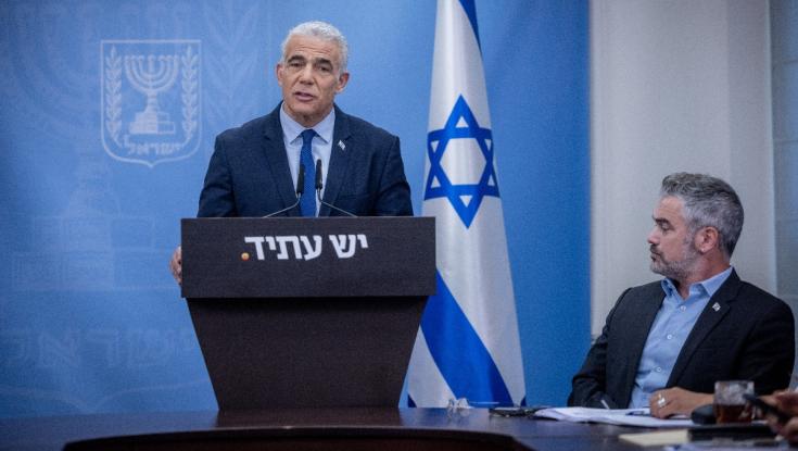 לפיד וגנץ נגד לוין: "משתלח באופן אגרסיבי ובוטה"