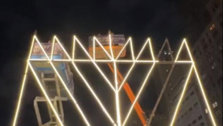 בעזרת מנוף: השגריר הישראלי הדליק את החנוכיה הגדולה בעולם