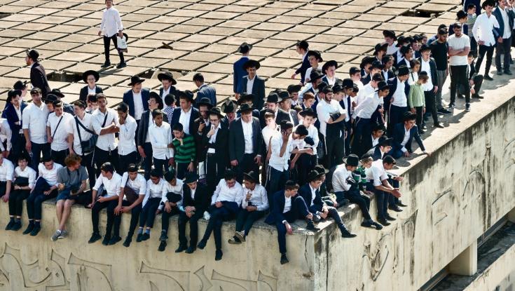 האלפים התאבלו, השוטרים אבטחו: הלווית הרב אדלשטיין בתמונות