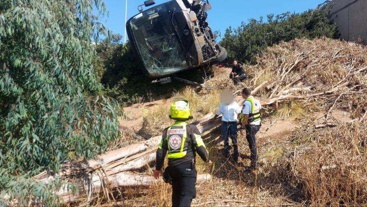 כביש 5: 20 פצועים בהתהפכות אוטובוס לתעלה בצד הדרך