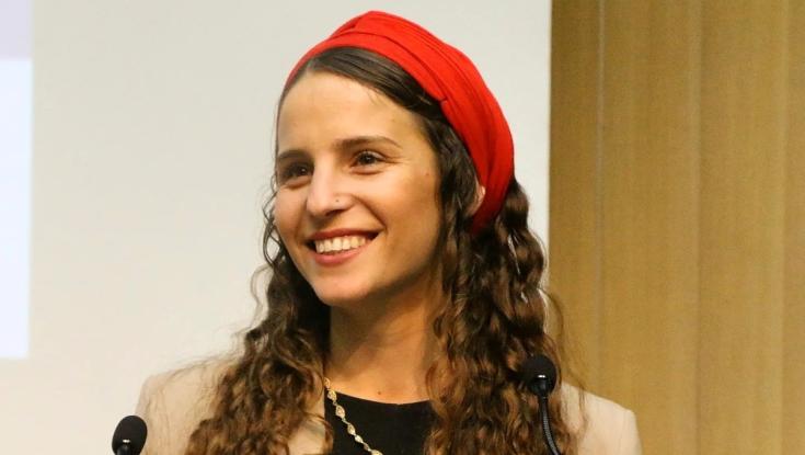 מהמסכים - לחו"ל: המהלך של אורית מרק אטינגר עם היועץ הסרוג