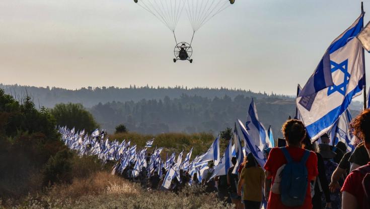 שני הצדדים מוחים: מתנגדי הרפורמה בצעדה לירושלים, הפגנה מול בית גלנט
