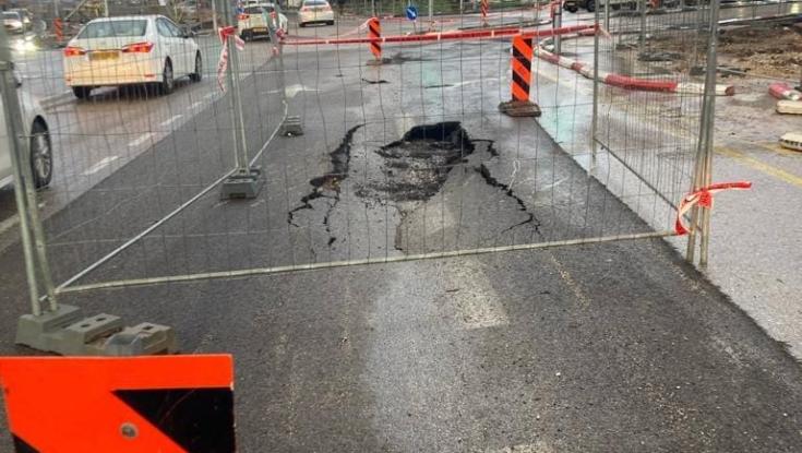 בור בכביש גורם לפקקי ענק במרכז: במשטרה מבקשים - אל תגיעו לפה