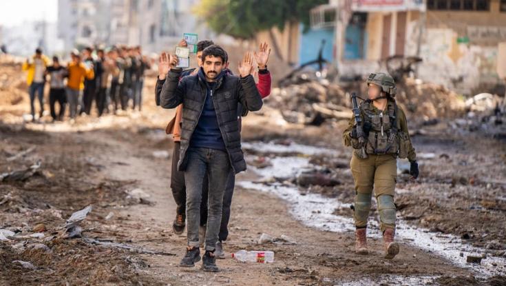 "סחבתי בחול, בבוץ ובגשם": הלוחם התעקש על המצלמה - התמונה כבשה את הרשת