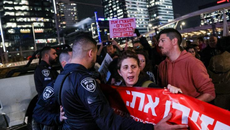 תיעוד: החטופה ששוחררה חסמה את רכבו של האלוף באיילון - כך הוא הגיב