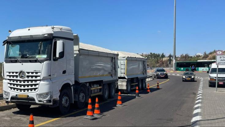 קיצוני: לא תאמינו באיזו חריגת משקל נתפסה המשאית באמצע כביש 1