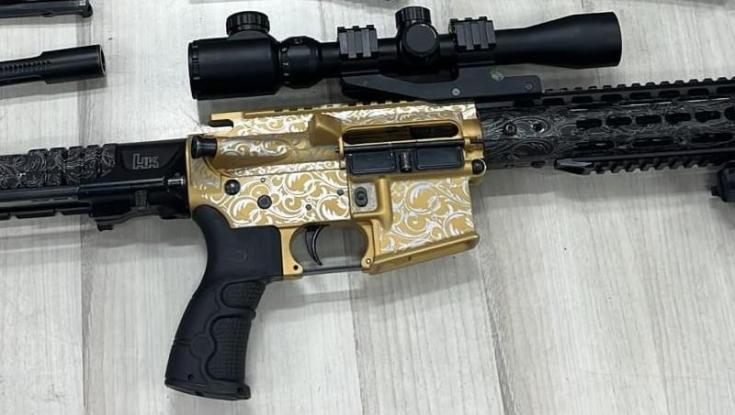 M-16 מוזהב עם עיטורים: דבר כזה השוטרים טרם ראו