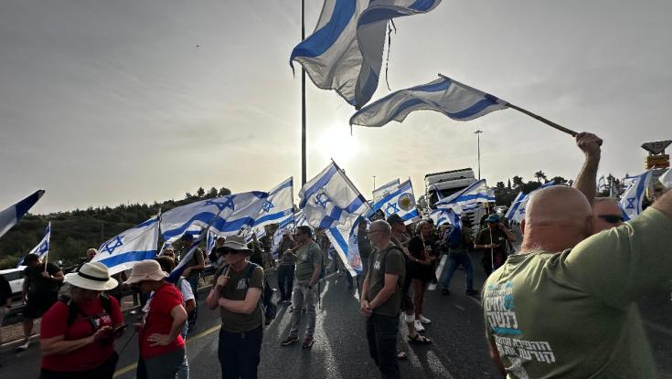 13 פעילי אחים לנשק נעצרו בכביש 1 | המשטרה: ניסו להבעיר רכבים ולחסום את הציר