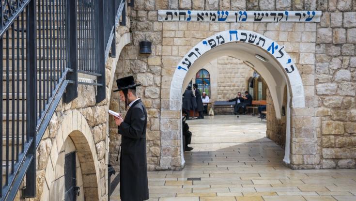 עד עשרה אנשים ועם נציגות נשית: אושרה הצעת החוק להילולה במירון