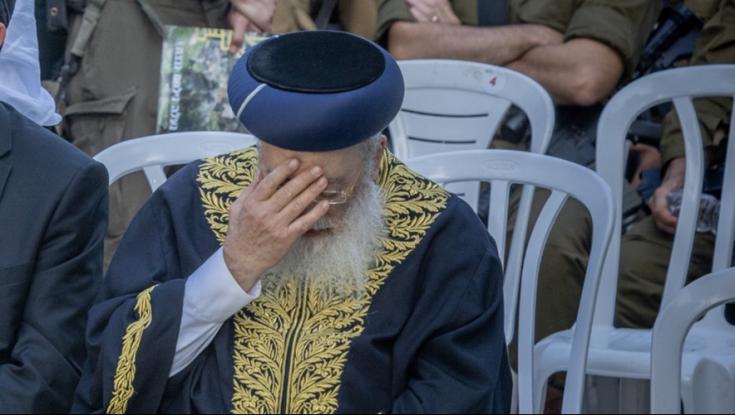 התמונה מעידה: הרב שלמה עמאר סירב ללחוץ את ידו של אמיר אוחנה וכיסה את פניו