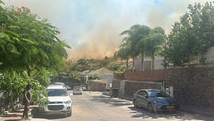 שריפה משתוללת ביבנאל: עשרות כבאים במקום - החל פינוי התושבים