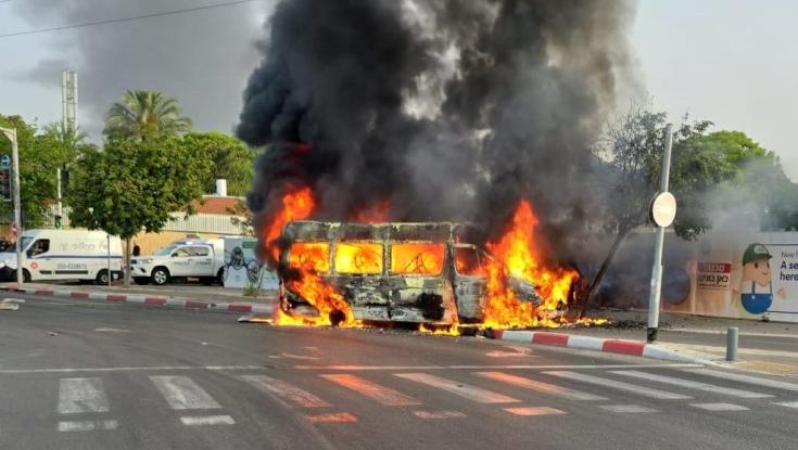 הרקע פלילי: מיניבוס התפוצץ ונשרף בלב חולון - בן 60 במצב קשה