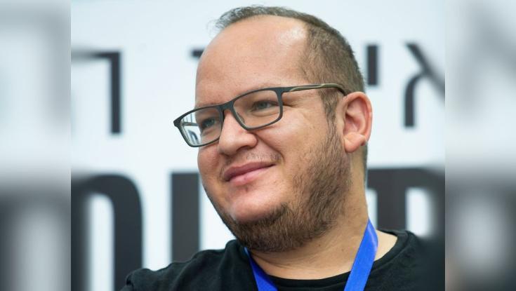 בשידור חי: חיים לוינסון הניח תפילין וחבש כיפה