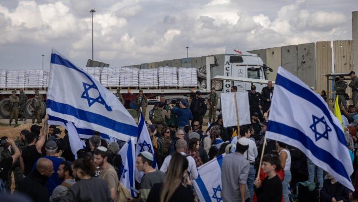 המפגינים הערימו על צו האלוף: עזבו את כרם שלום וחוסמים את מעבר ניצנה