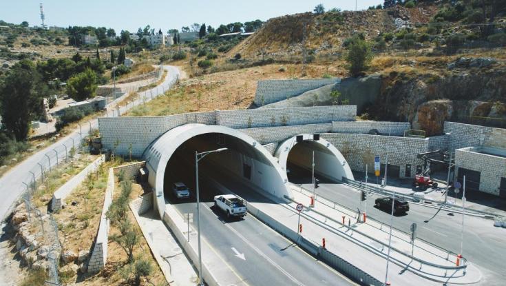 מפגינים חרדים חוסמים את כביש המנהרות: עומסי תנועה כבדים במקום