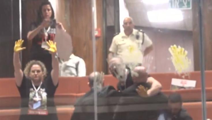 סערה בכנסת: משפחות חטופים פרצו וצבעו את קיר הזכוכית בצהוב
