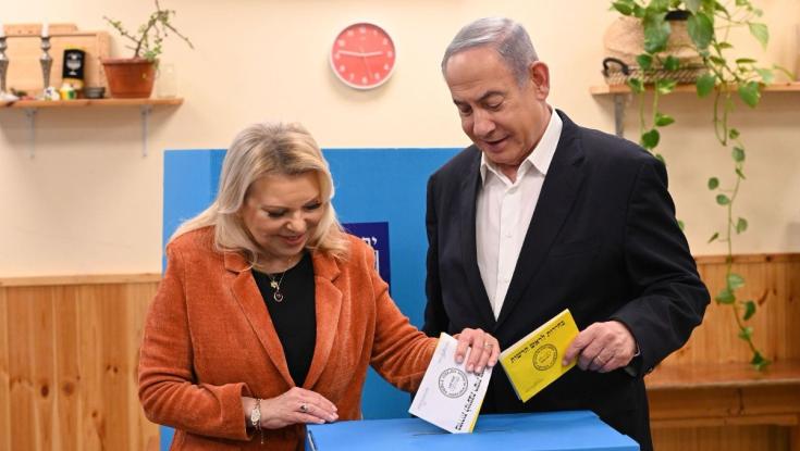 ביבי ושרה הצטלמו בקלפי, לפיד עקץ: "שני אנשים שהבינו"