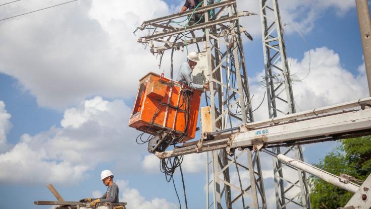 ישראל משקמת את החשמל בעזה ללא דיון בקבינט: סמוטריץ' זועם