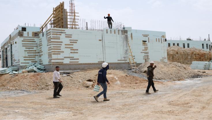 התאחדות הקבלנים תוקפת: מפלה בין תושבי יו"ש לעובדי הבניין בישראל