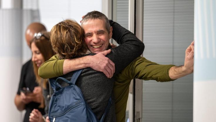 צפו: החטופים פרננדו מרמן ולואיס הר פוגשים לראשונה את משפחותיהם