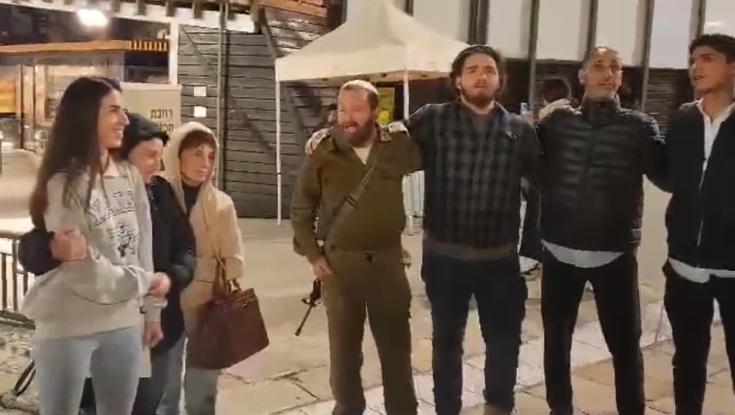 דמעות: שלוש החטופות הגיעו לכותל - המתפללים התחילו לשיר