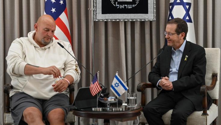 הפוליטיקאים בישראל לא נוטשים את החליפות - הבכיר האמריקאי שובר את הכללים