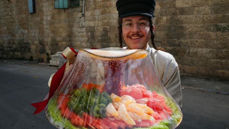 לא בטוחים אם להביא משלוח מנות לשכנים? השאלון שיעשה לכם סדר